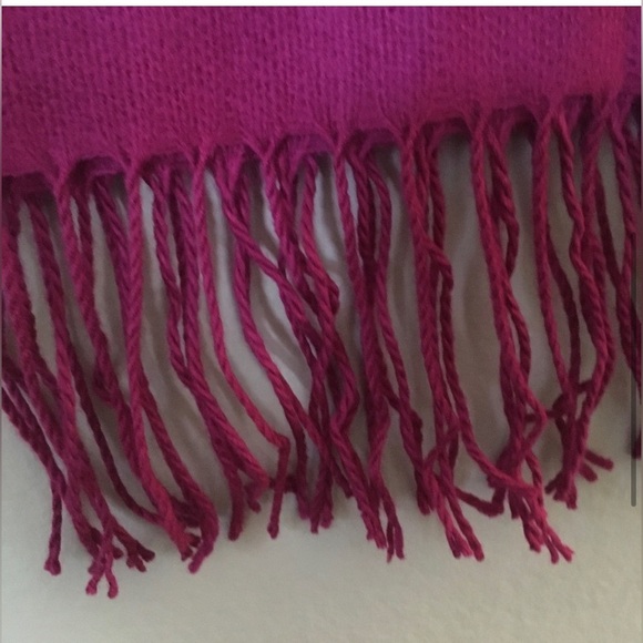 NWOT FRINGE-TRIM FUCHSIA OBLONG SCARF - Picture 3 of 4